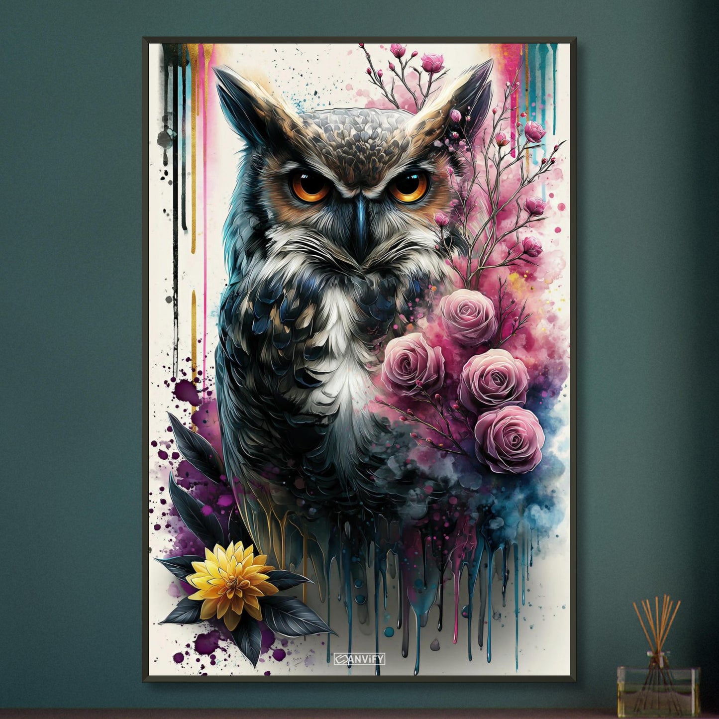 Mystische Eule mit Rosen gemalt mit Wasserfarben auf einem Poster im Metallrahmen