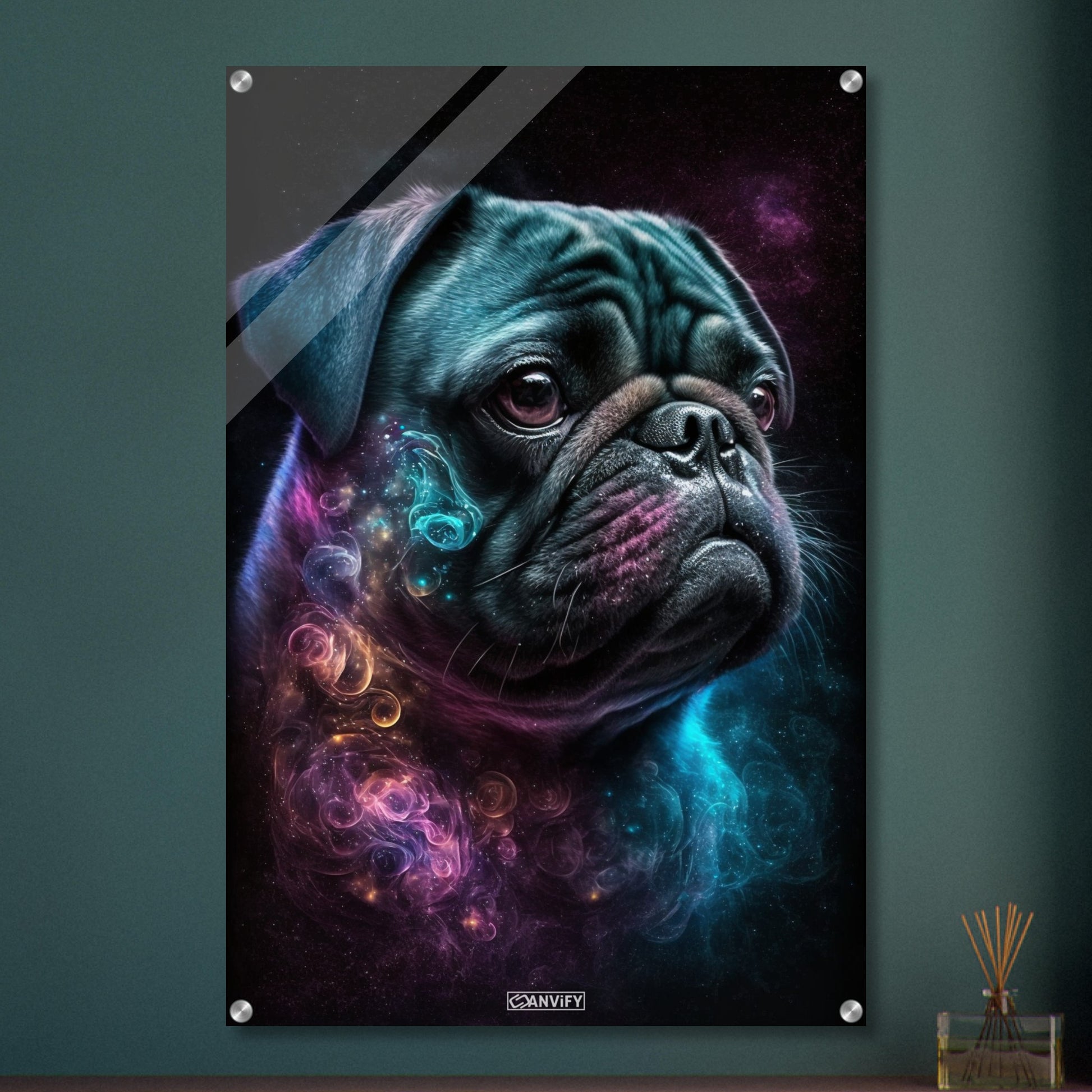 Schwarzer Mops Portrait kombiniert mit der Nebelwolke namens Nebula auf einem Acrylbild