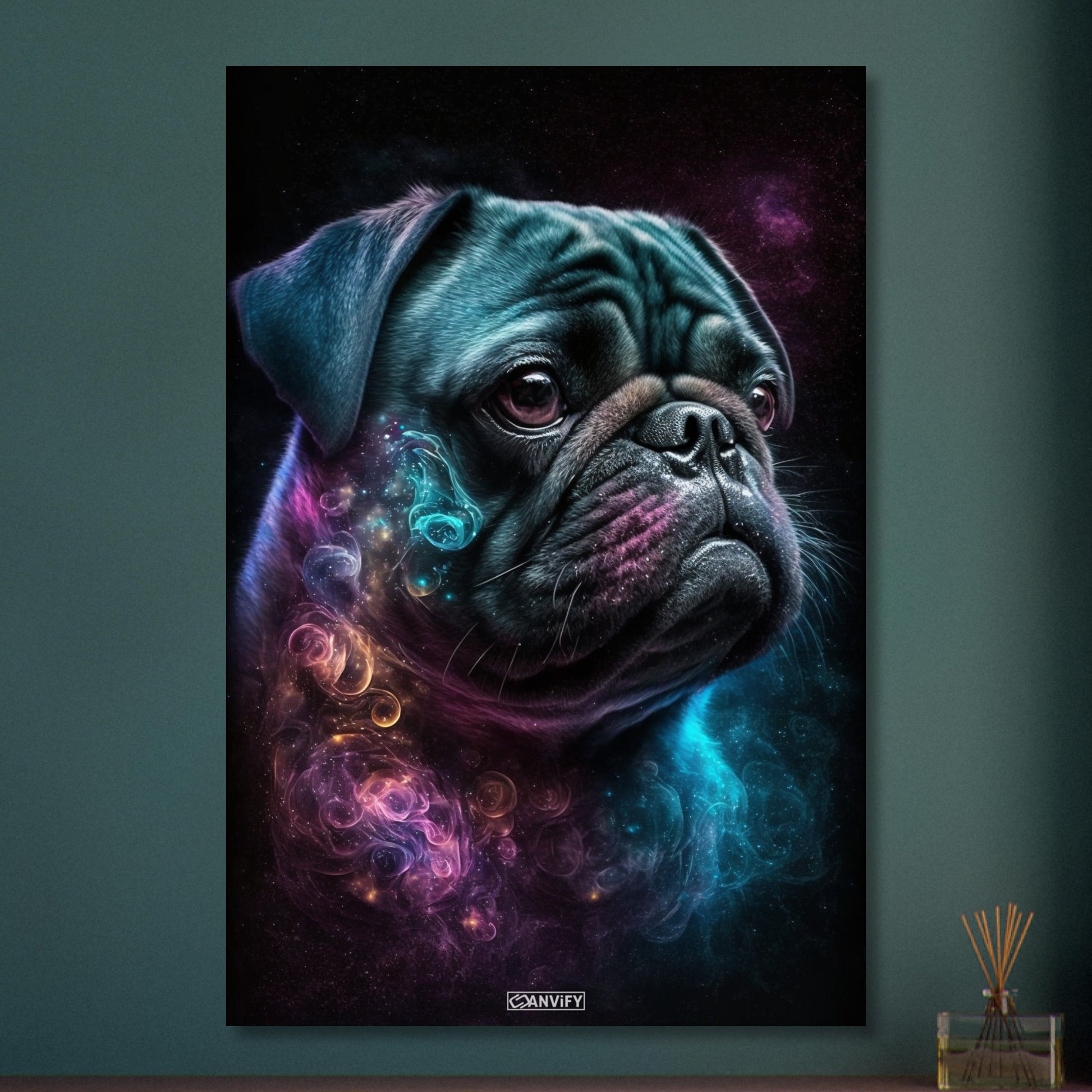 Schwarzer Mops Portrait kombiniert mit der Nebelwolke namens Nebula auf Aluminium