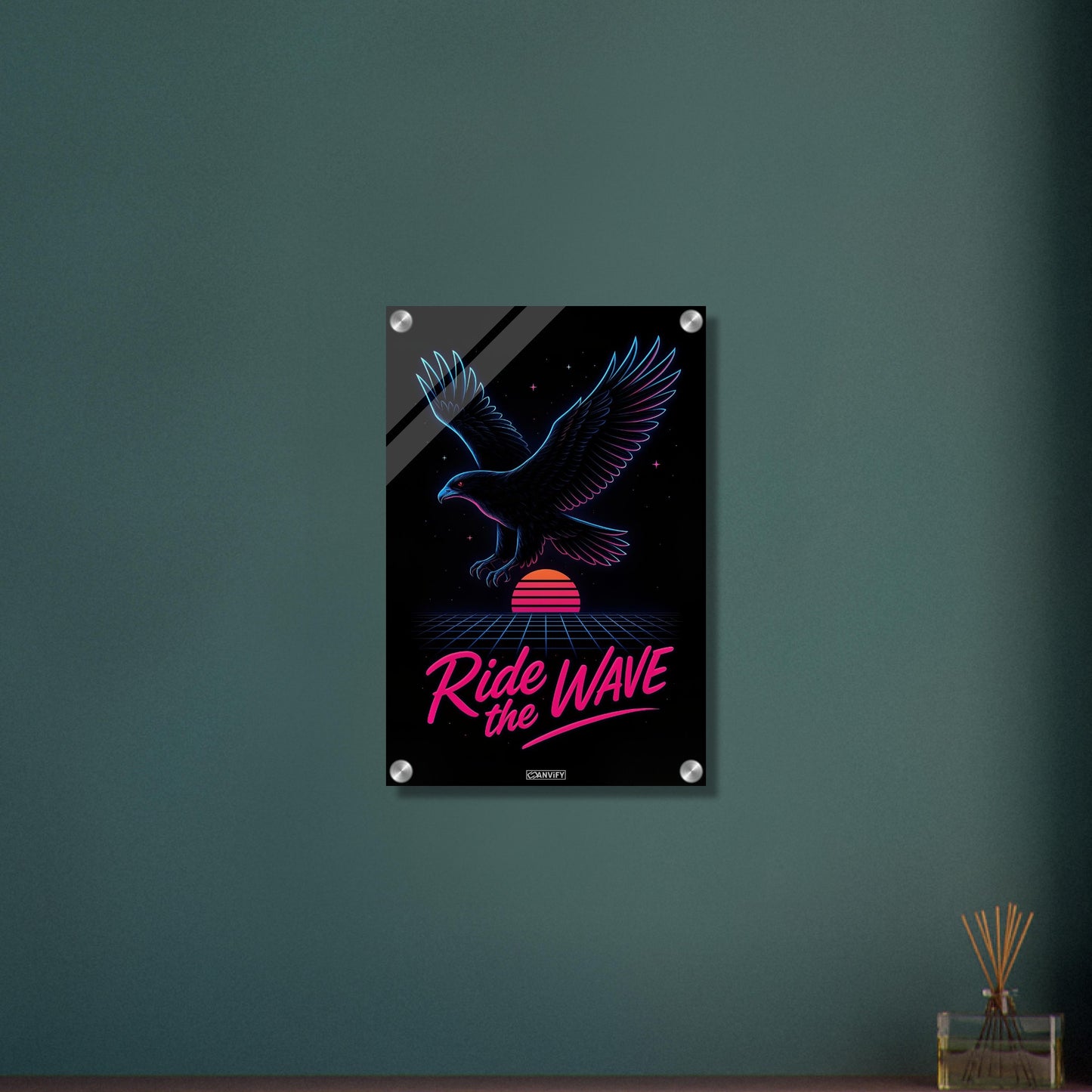 Neon Adler im Synthwave-Retro-Stil mit dem Spruch 'Ride the Wave' auf einem Acrylbild