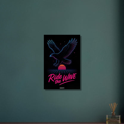 Neon Adler im Synthwave-Retro-Stil mit dem Spruch 'Ride the Wave' auf Aluminium
