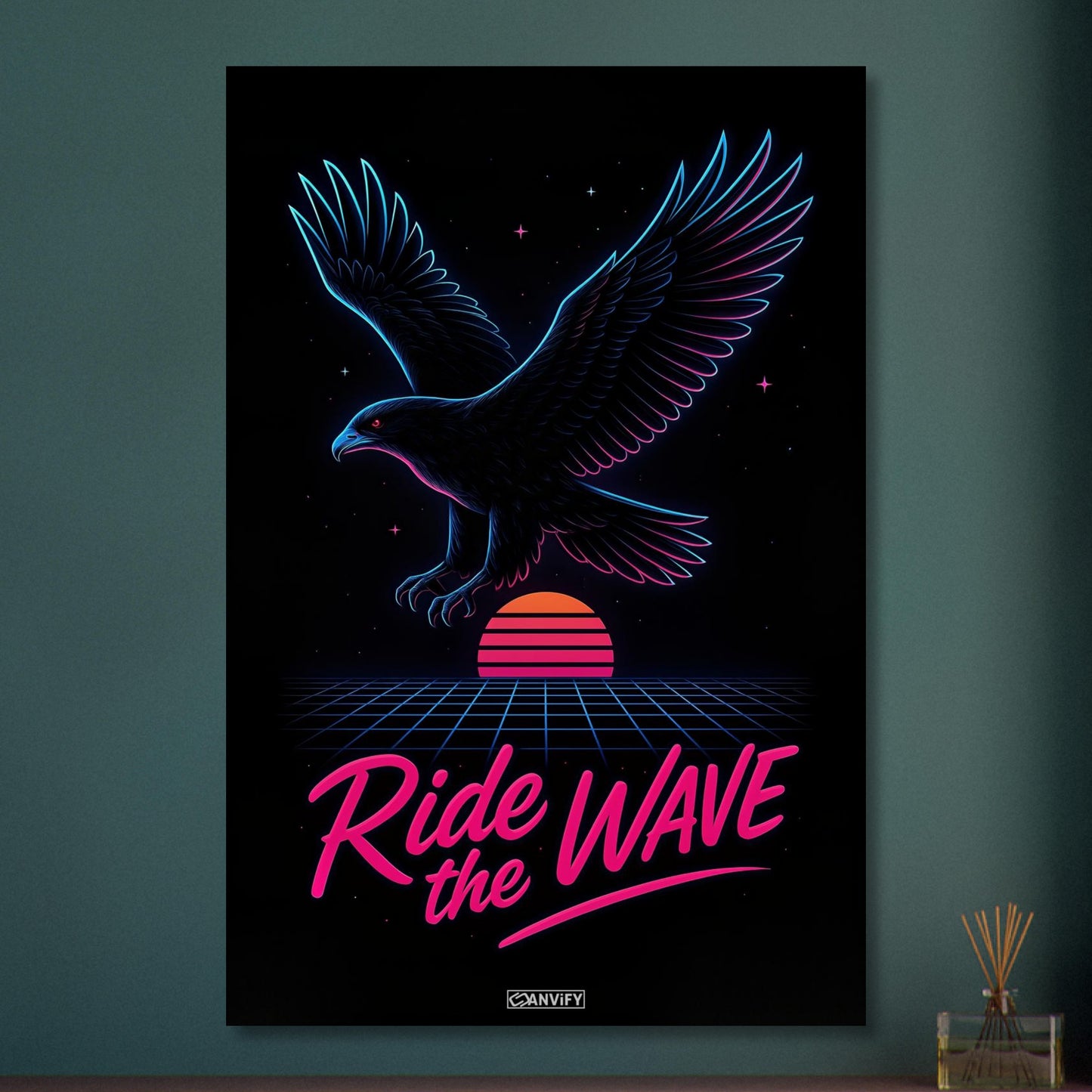 Neon Adler im Synthwave-Retro-Stil mit dem Spruch 'Ride the Wave' auf Aluminium