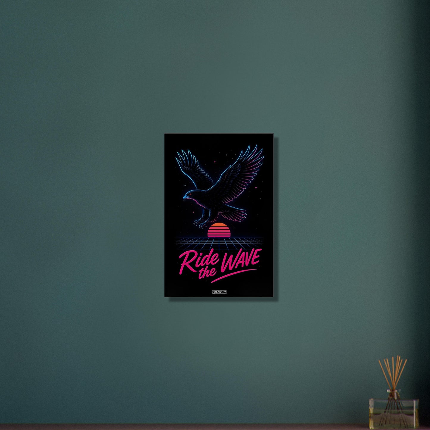 Neon Adler im Synthwave-Retro-Stil mit dem Spruch 'Ride the Wave' auf einer Leinwand