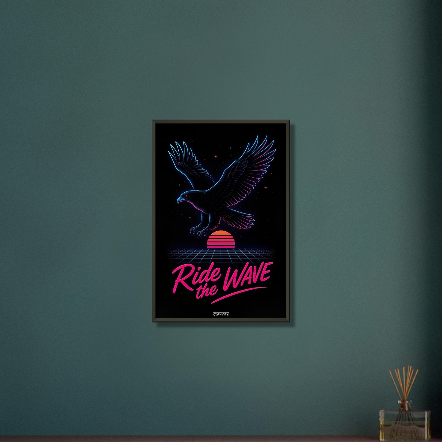 Neon Adler im Synthwave-Retro-Stil mit dem Spruch 'Ride the Wave' auf einem Poster im Metallrahmen