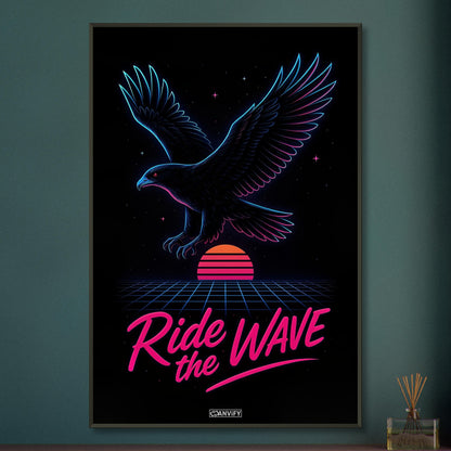 Neon Adler im Synthwave-Retro-Stil mit dem Spruch 'Ride the Wave' auf einem Poster im Metallrahmen