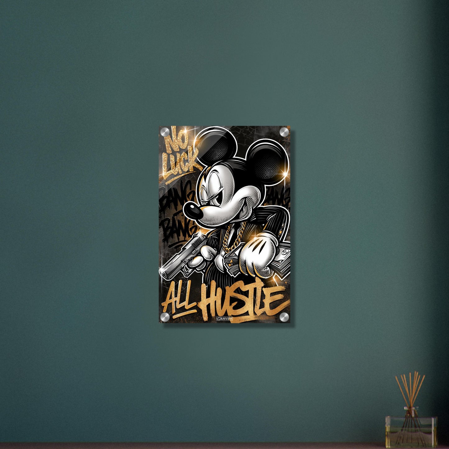 Micky Maus im Anzug mit einer Goldkette, Pistole und Geldscheinen in den Händen und einem Spruch "No Luck All Hustle" im Pop Art Stil auf einem Acrylbild