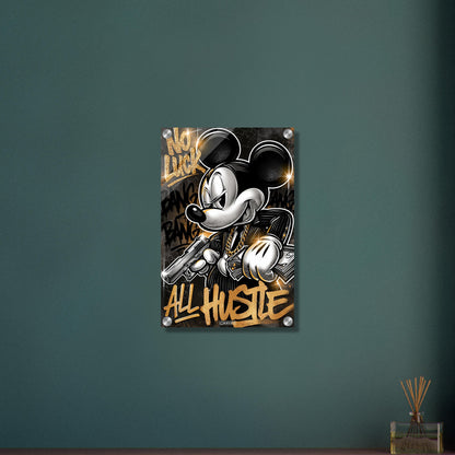 Micky Maus im Anzug mit einer Goldkette, Pistole und Geldscheinen in den Händen und einem Spruch "No Luck All Hustle" im Pop Art Stil auf einem Acrylbild