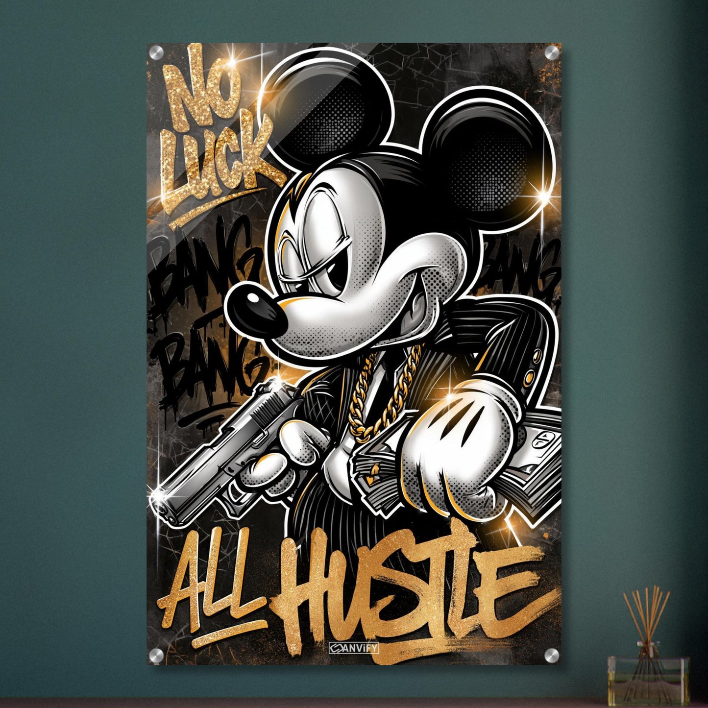 Micky Maus im Anzug mit einer Goldkette, Pistole und Geldscheinen in den Händen und einem Spruch "No Luck All Hustle" im Pop Art Stil auf einem Acrylbild