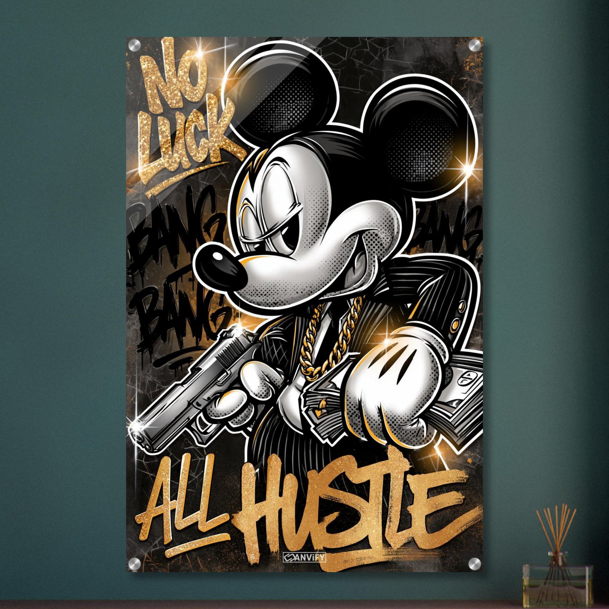 Micky Maus im Anzug mit einer Goldkette, Pistole und Geldscheinen in den Händen und einem Spruch "No Luck All Hustle" im Pop Art Stil auf einem Acrylbild
