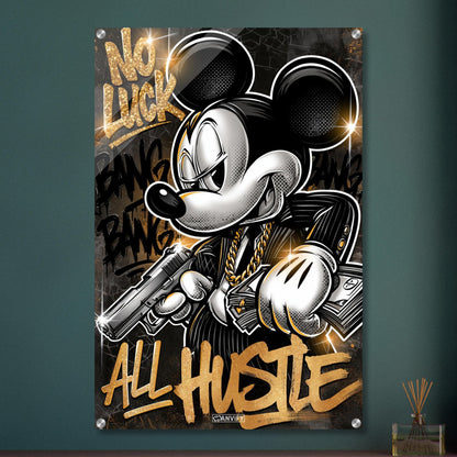 Micky Maus im Anzug mit einer Goldkette, Pistole und Geldscheinen in den Händen und einem Spruch "No Luck All Hustle" im Pop Art Stil auf einem Acrylbild