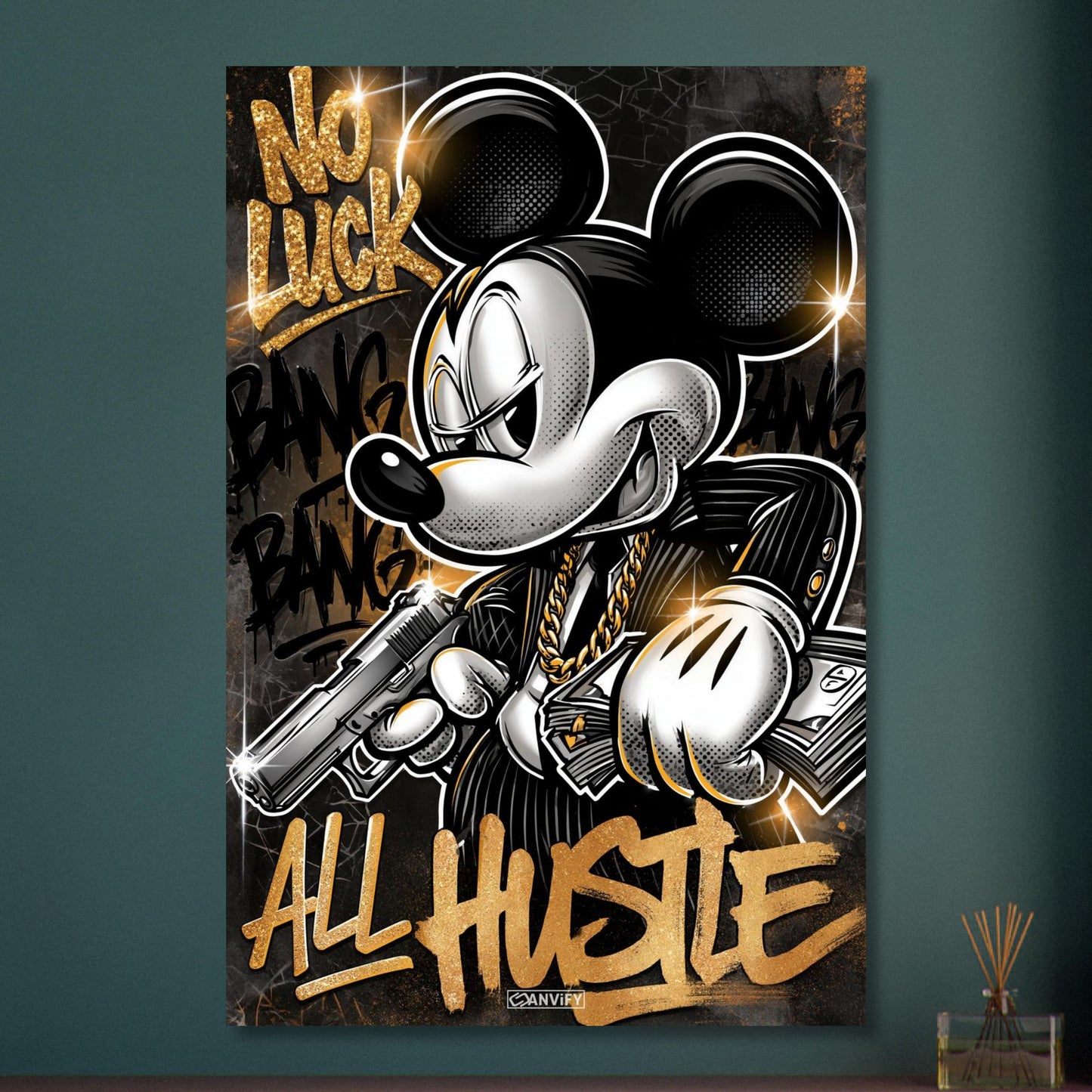 Micky Maus im Anzug mit einer Goldkette, Pistole und Geldscheinen in den Händen und einem Spruch "No Luck All Hustle" im Pop Art Stil auf Aluminium