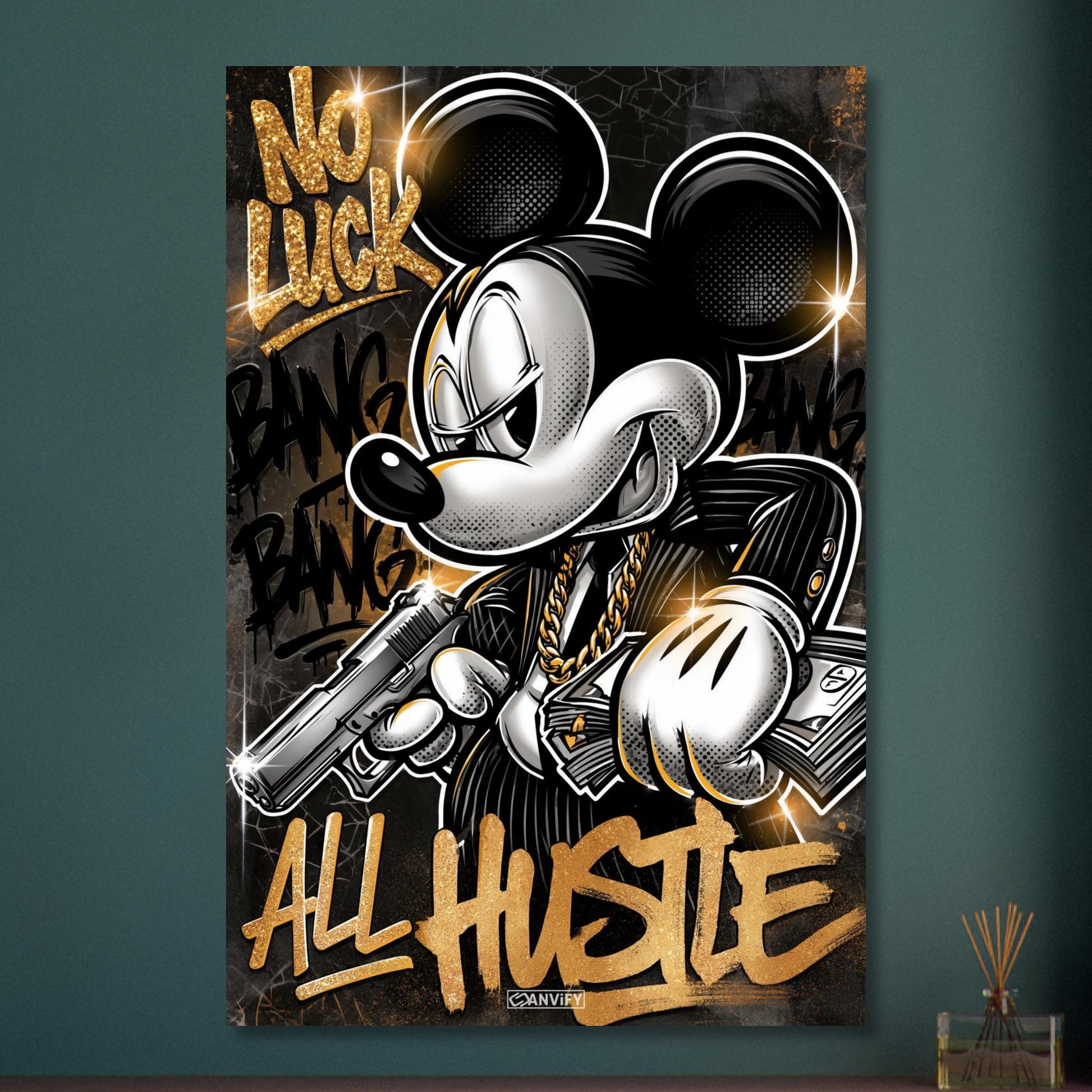 Micky Maus im Anzug mit einer Goldkette, Pistole und Geldscheinen in den Händen und einem Spruch "No Luck All Hustle" im Pop Art Stil auf Aluminium
