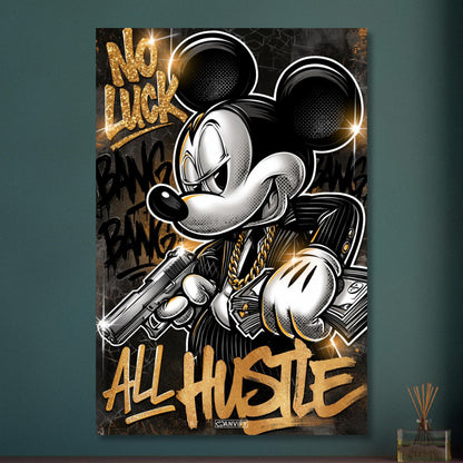 Micky Maus im Anzug mit einer Goldkette, Pistole und Geldscheinen in den Händen und einem Spruch "No Luck All Hustle" im Pop Art Stil auf Aluminium