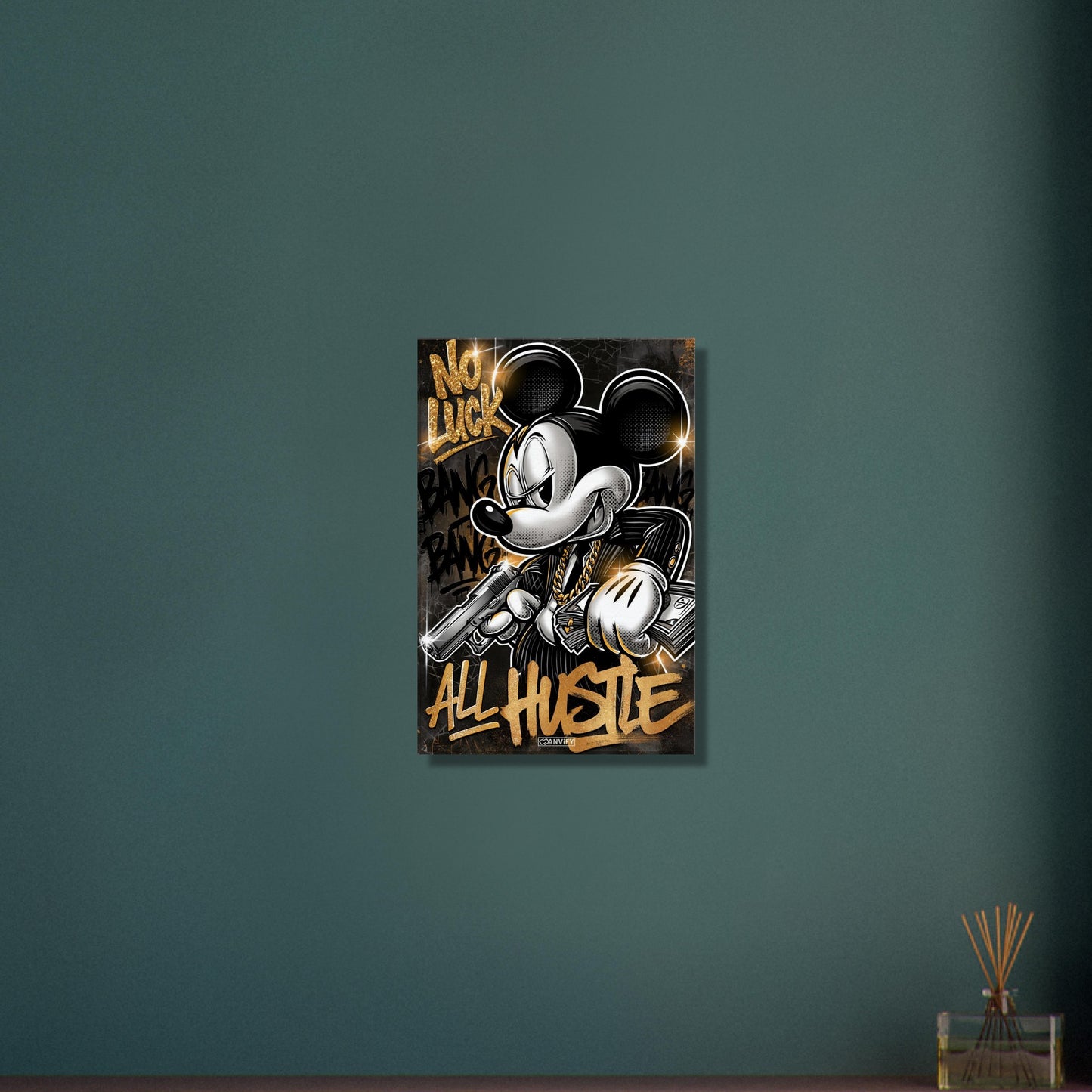 Micky Maus im Anzug mit einer Goldkette, Pistole und Geldscheinen in den Händen und einem Spruch "No Luck All Hustle" im Pop Art Stil auf einer Leinwand