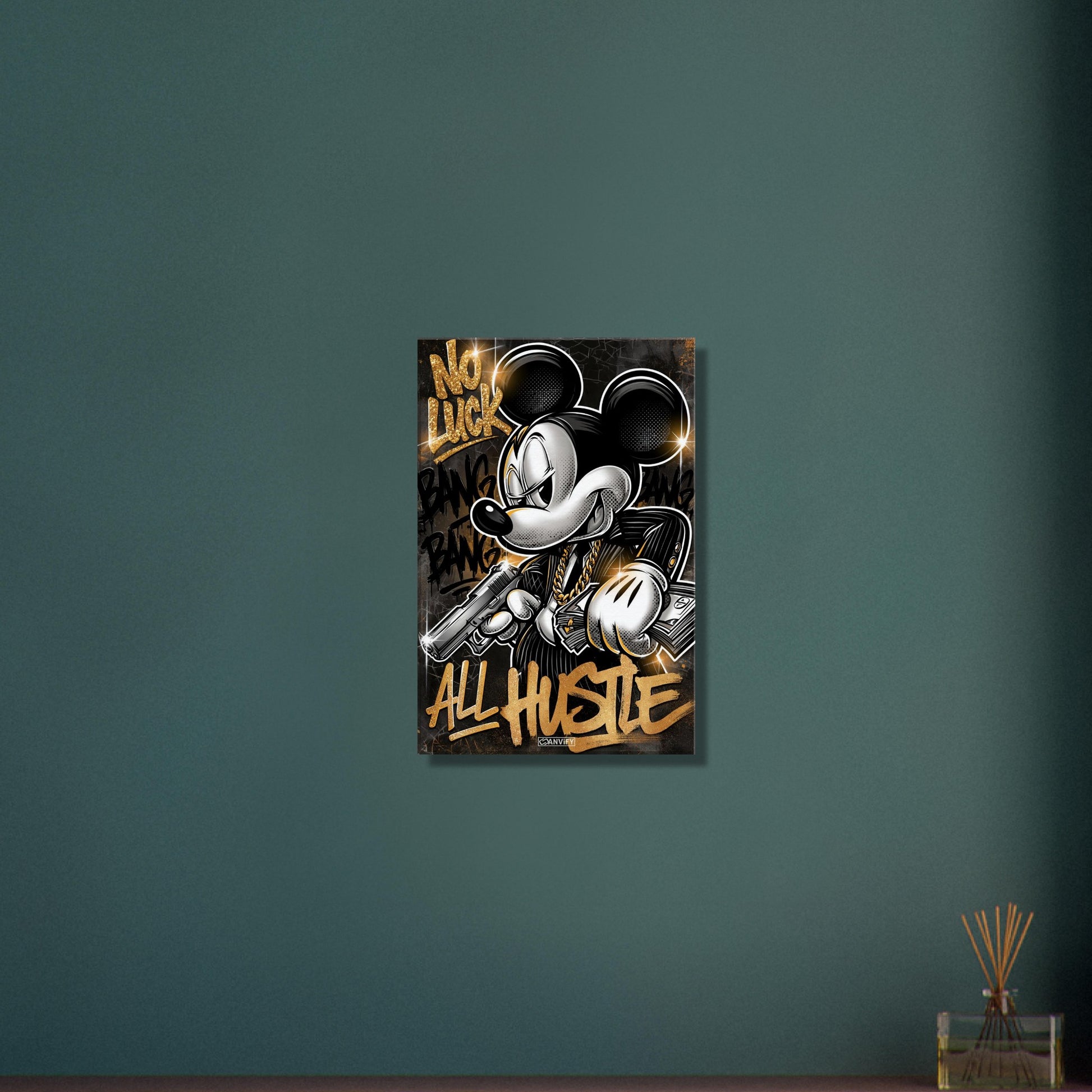 Micky Maus im Anzug mit einer Goldkette, Pistole und Geldscheinen in den Händen und einem Spruch "No Luck All Hustle" im Pop Art Stil auf einer Leinwand