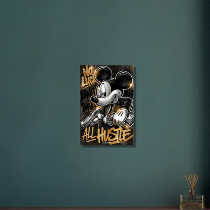 Micky Maus im Anzug mit einer Goldkette, Pistole und Geldscheinen in den Händen und einem Spruch "No Luck All Hustle" im Pop Art Stil auf einer Leinwand