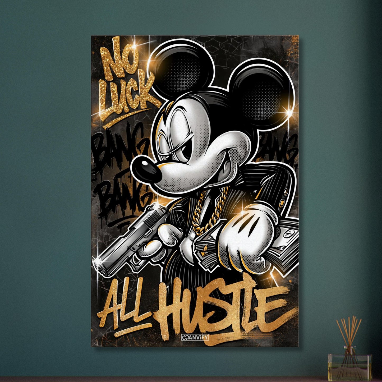 Micky Maus im Anzug mit einer Goldkette, Pistole und Geldscheinen in den Händen und einem Spruch "No Luck All Hustle" im Pop Art Stil auf einer Leinwand