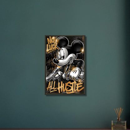 Micky Maus im Anzug mit einer Goldkette, Pistole und Geldscheinen in den Händen und einem Spruch "No Luck All Hustle" im Pop Art Stil auf einem Poster im Metallrahmen