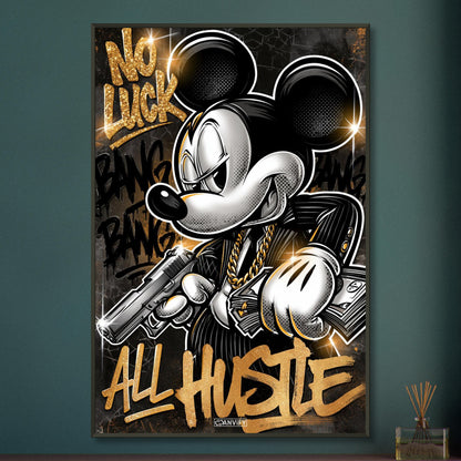 Micky Maus im Anzug mit einer Goldkette, Pistole und Geldscheinen in den Händen und einem Spruch "No Luck All Hustle" im Pop Art Stil auf einem Poster im Metallrahmen