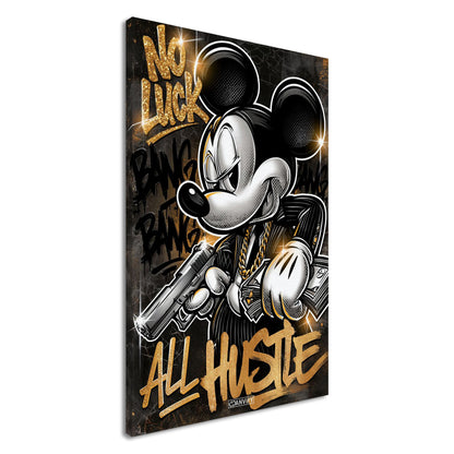 Micky Maus im Anzug mit einer Goldkette, Pistole und Geldscheinen in den Händen und einem Spruch "No Luck All Hustle" im Pop Art Stil auf einer Leinwand