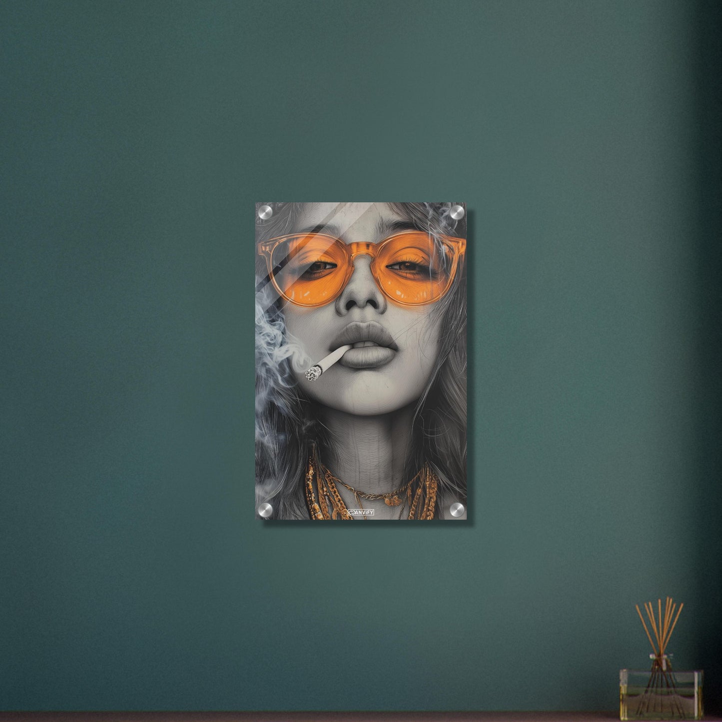 Schöne Frau mit oranger Sonnenbrille und einer Zigarette im Mund gezeichnet auf einem Acrylbild