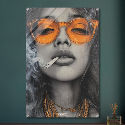 Schöne Frau mit oranger Sonnenbrille und einer Zigarette im Mund gezeichnet auf einem Acrylbild