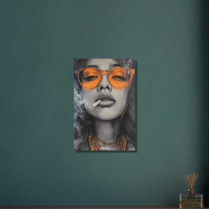 Schöne Frau mit oranger Sonnenbrille und einer Zigarette im Mund gezeichnet auf Aluminium