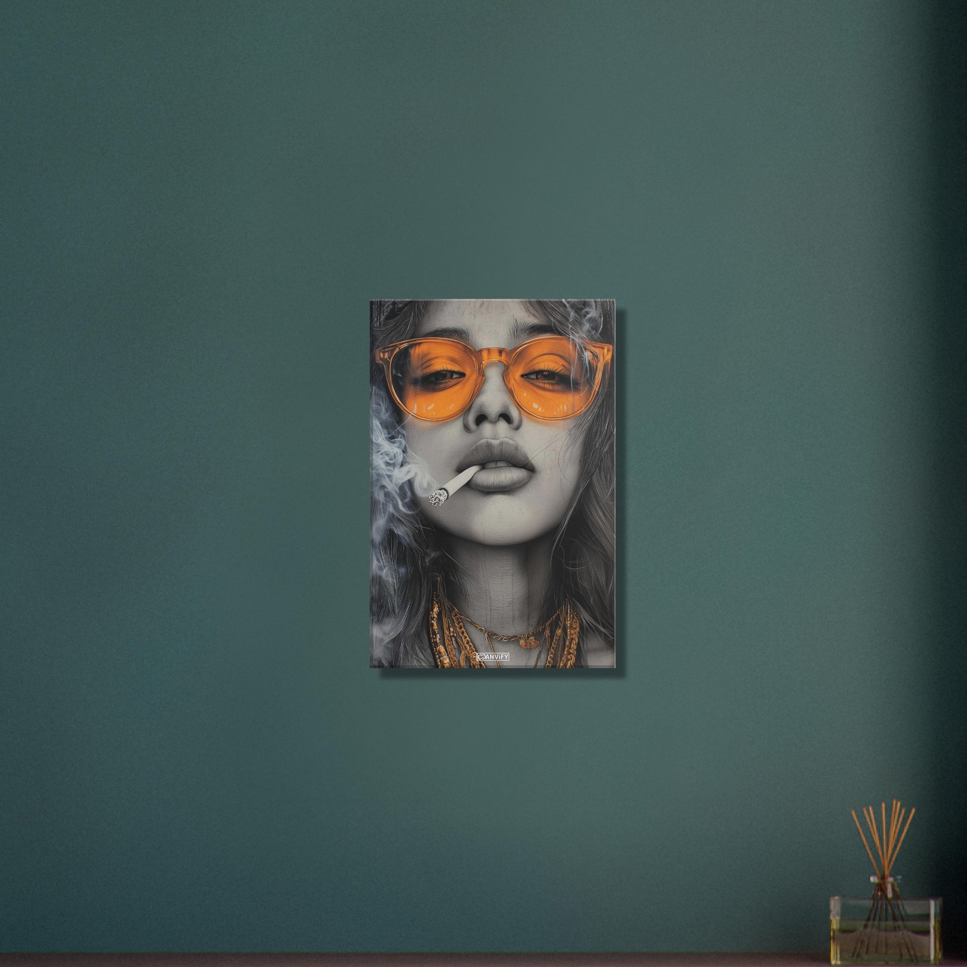 Schöne Frau mit oranger Sonnenbrille und einer Zigarette im Mund gezeichnet auf einer Leinwand