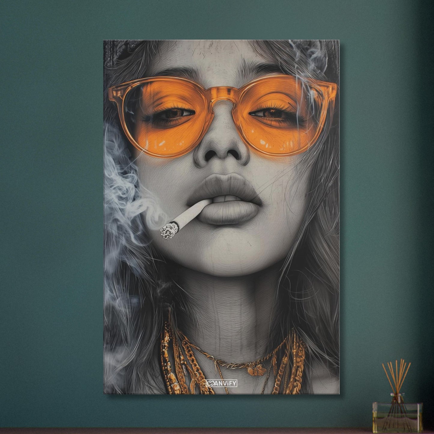 Schöne Frau mit oranger Sonnenbrille und einer Zigarette im Mund gezeichnet auf einer Leinwand