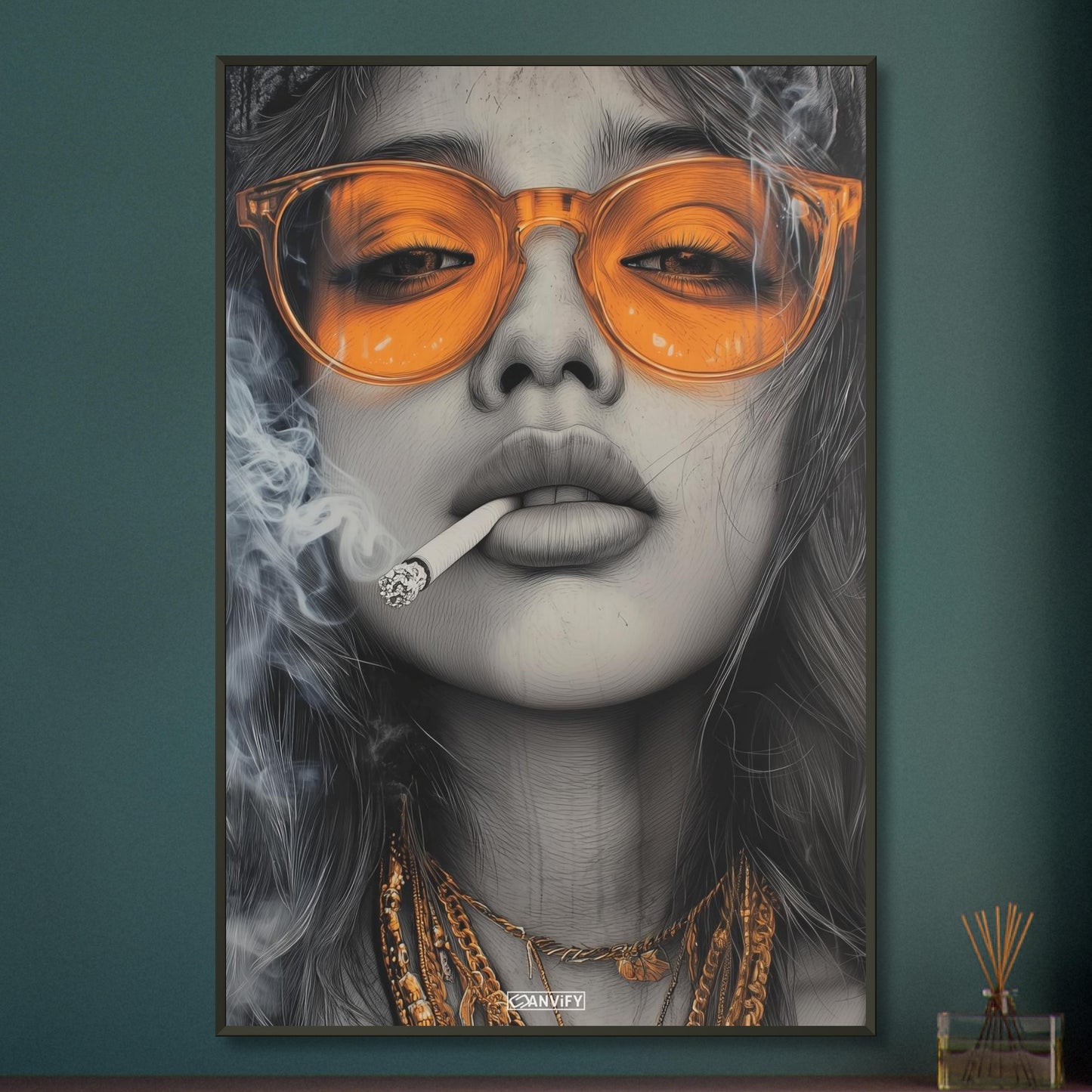 Schöne Frau mit oranger Sonnenbrille und einer Zigarette im Mund gezeichnet auf einem Poster im Metallrahmen