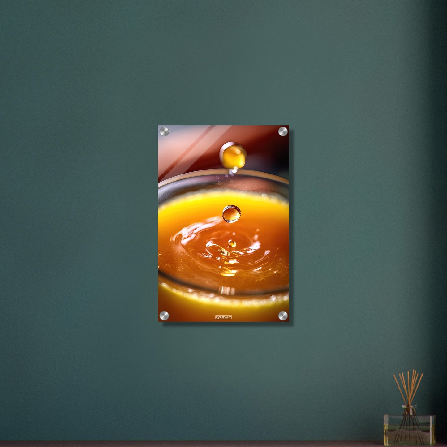 Frisch gepresster Orangensaft im Glas auf einem Acrylbild