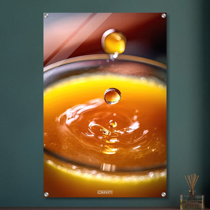 Frisch gepresster Orangensaft im Glas auf einem Acrylbild
