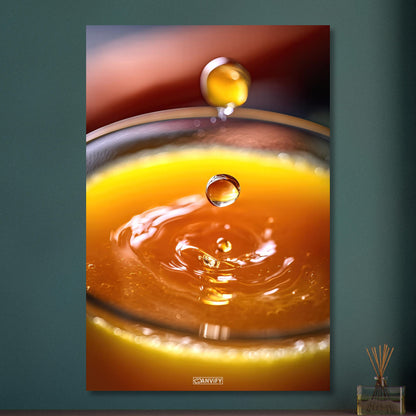 Frisch gepresster Orangensaft im Glas auf Aluminium