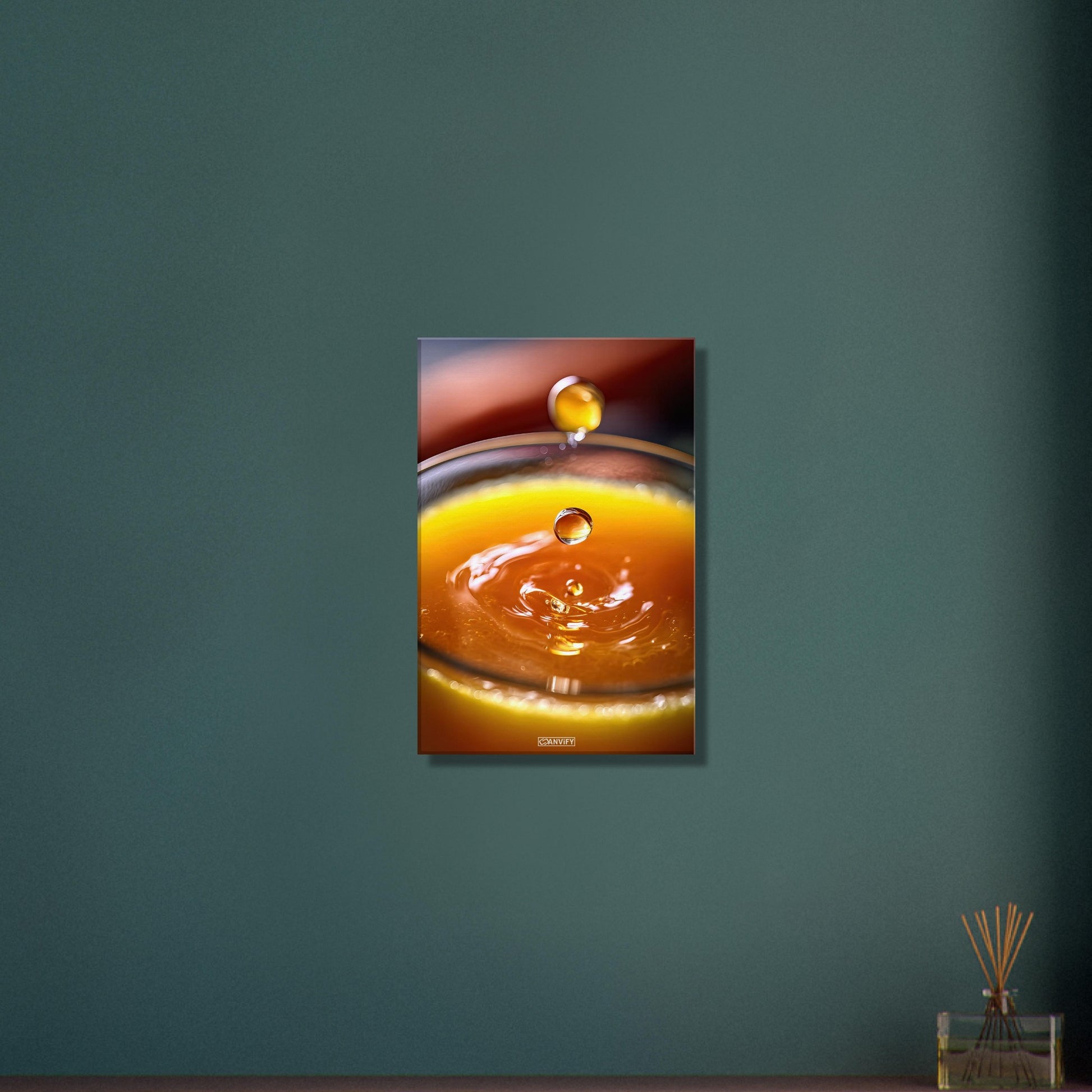 Frisch gepresster Orangensaft im Glas auf einer Leinwand