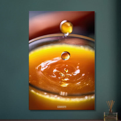 Frisch gepresster Orangensaft im Glas auf einer Leinwand