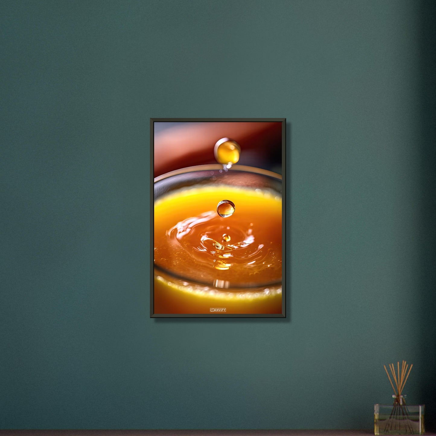 Frisch gepresster Orangensaft im Glas auf einem Poster im Metallrahmen