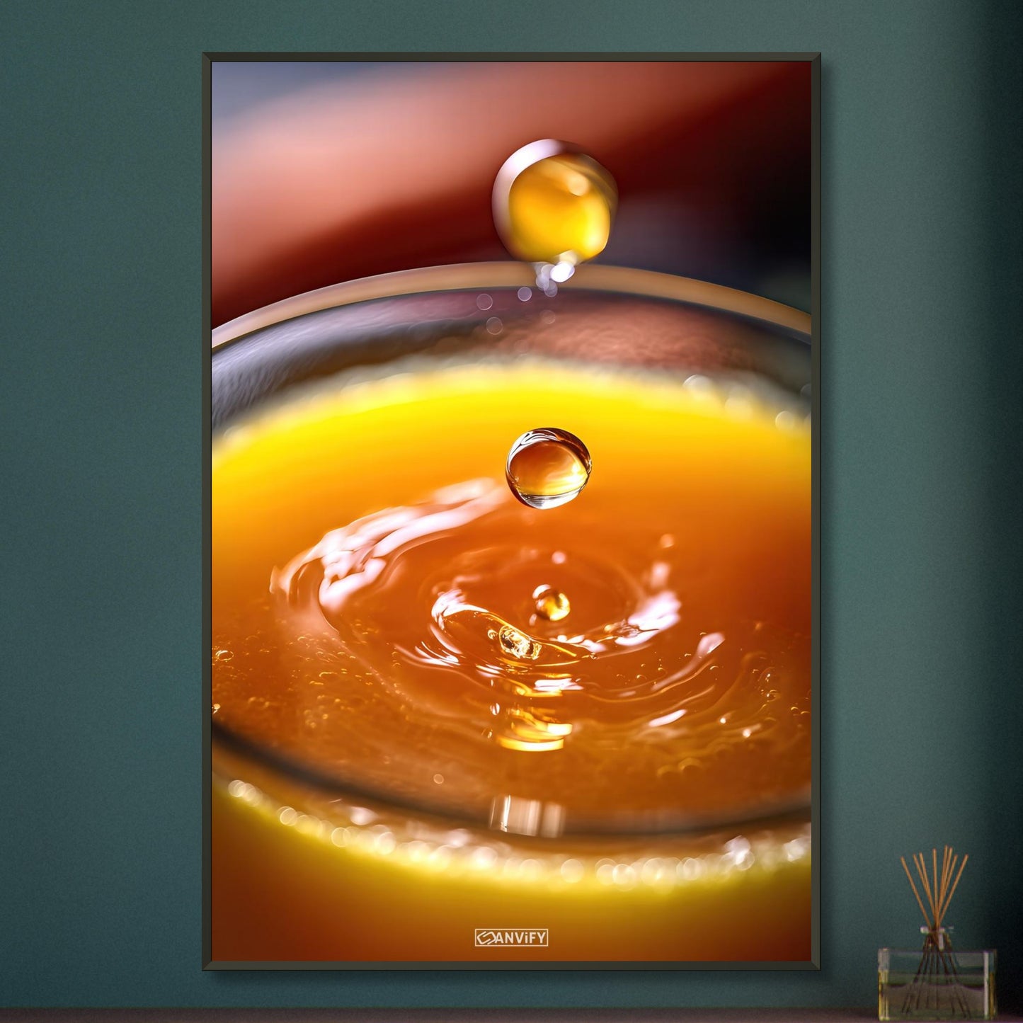 Frisch gepresster Orangensaft im Glas auf einem Poster im Metallrahmen