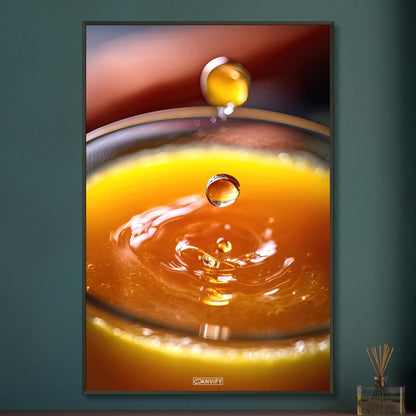 Frisch gepresster Orangensaft im Glas auf einem Poster im Metallrahmen