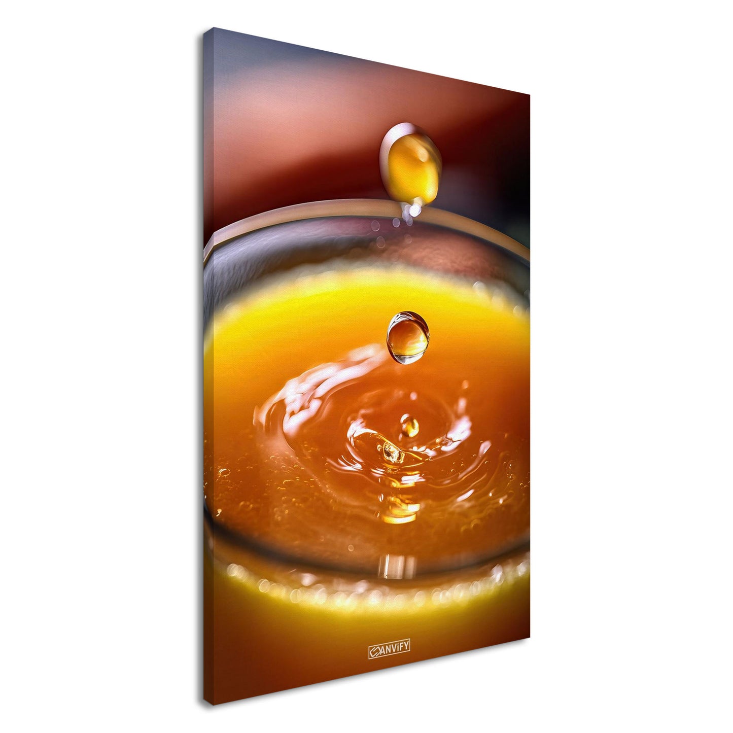 Frisch gepresster Orangensaft im Glas auf einer Leinwand