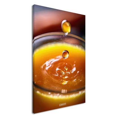 Frisch gepresster Orangensaft im Glas auf einer Leinwand