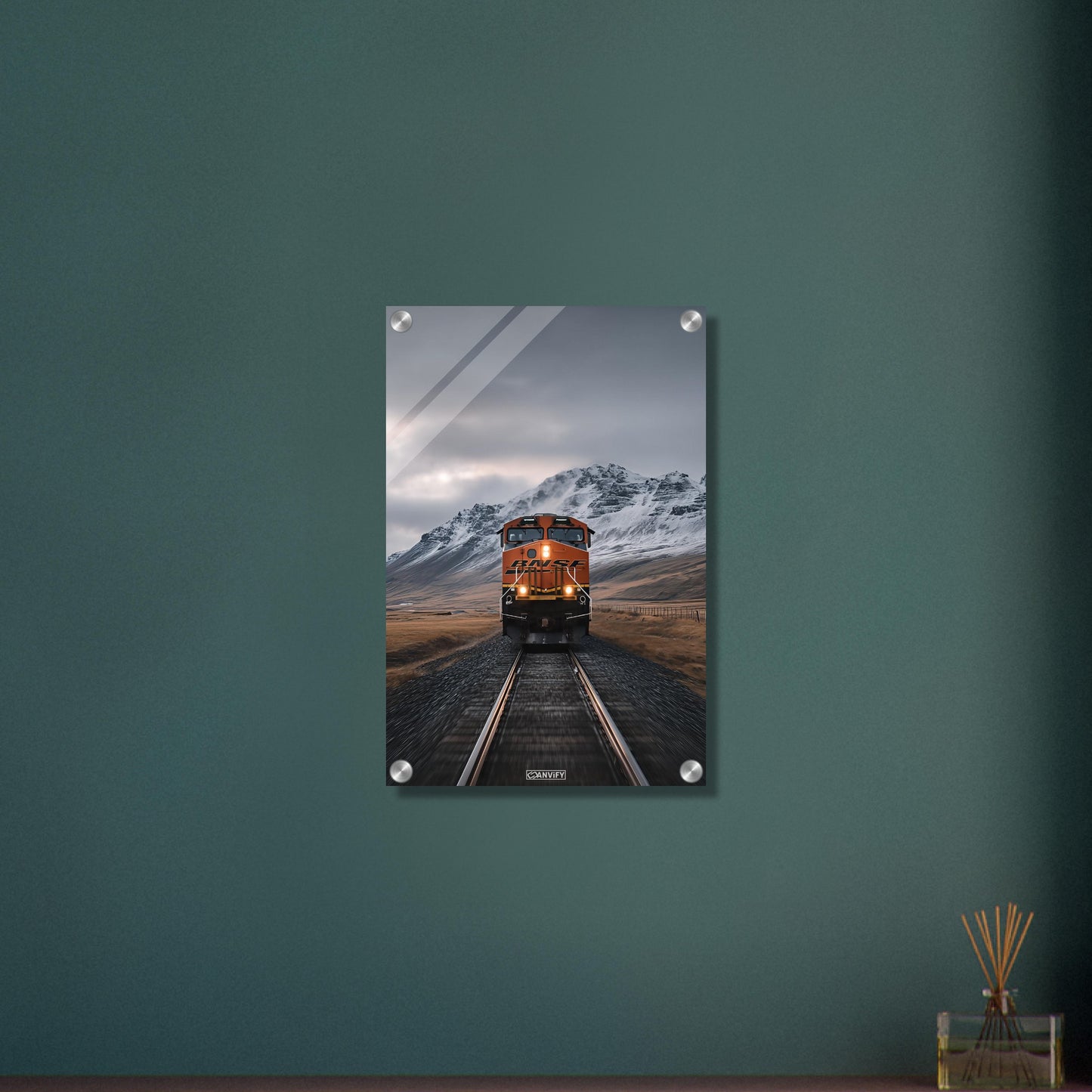Oranger Zug fährt entlang der Anden auf einem Acrylbild