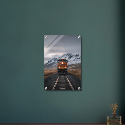 Oranger Zug fährt entlang der Anden auf einem Acrylbild