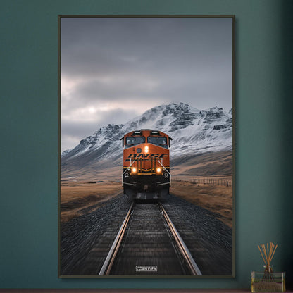 Oranger Zug fährt entlang der Anden auf einem Poster im Metallrahmen