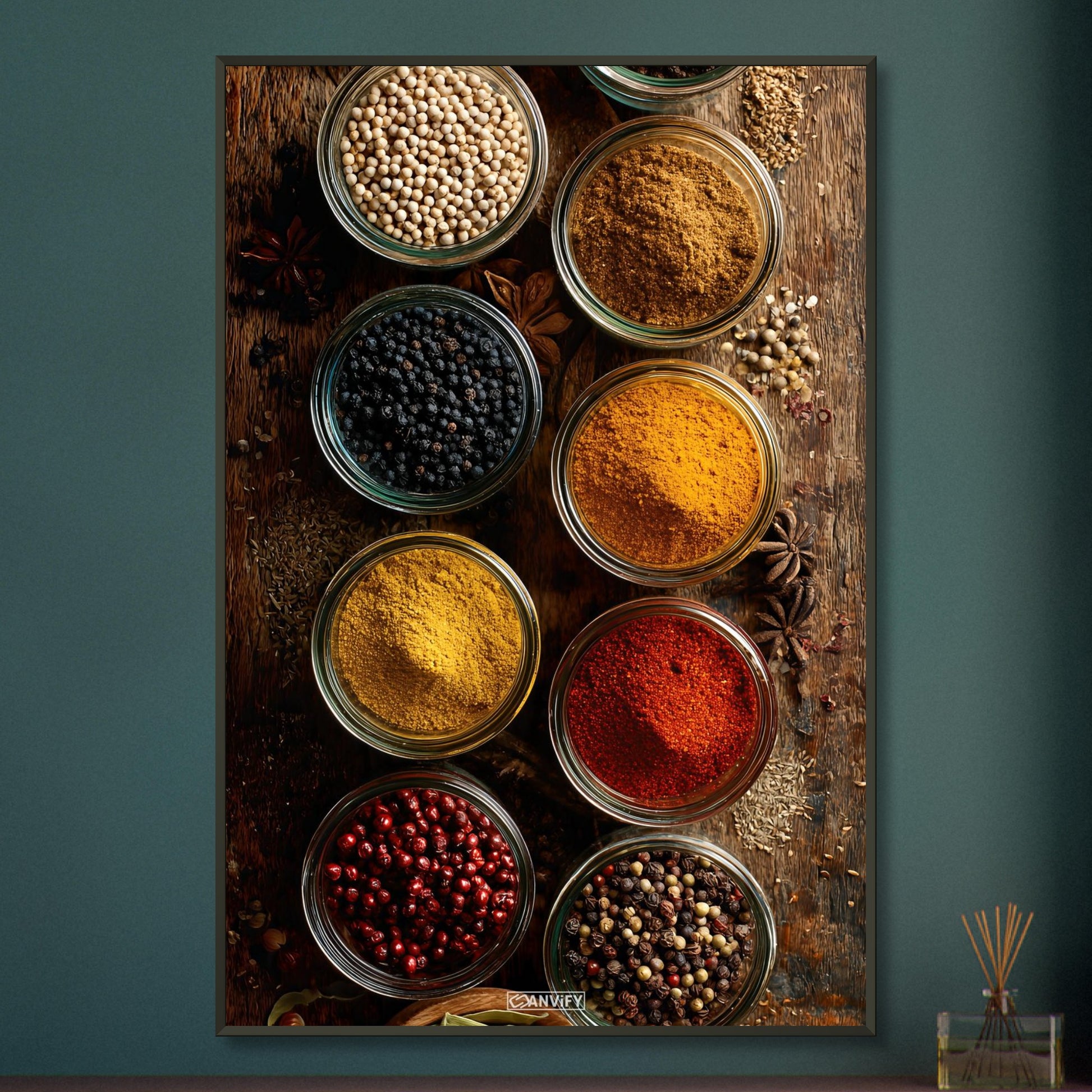 Orientalische Gewürze wie Safran, Harissa und Anis in Schalen auf einem Poster im Metallrahmen