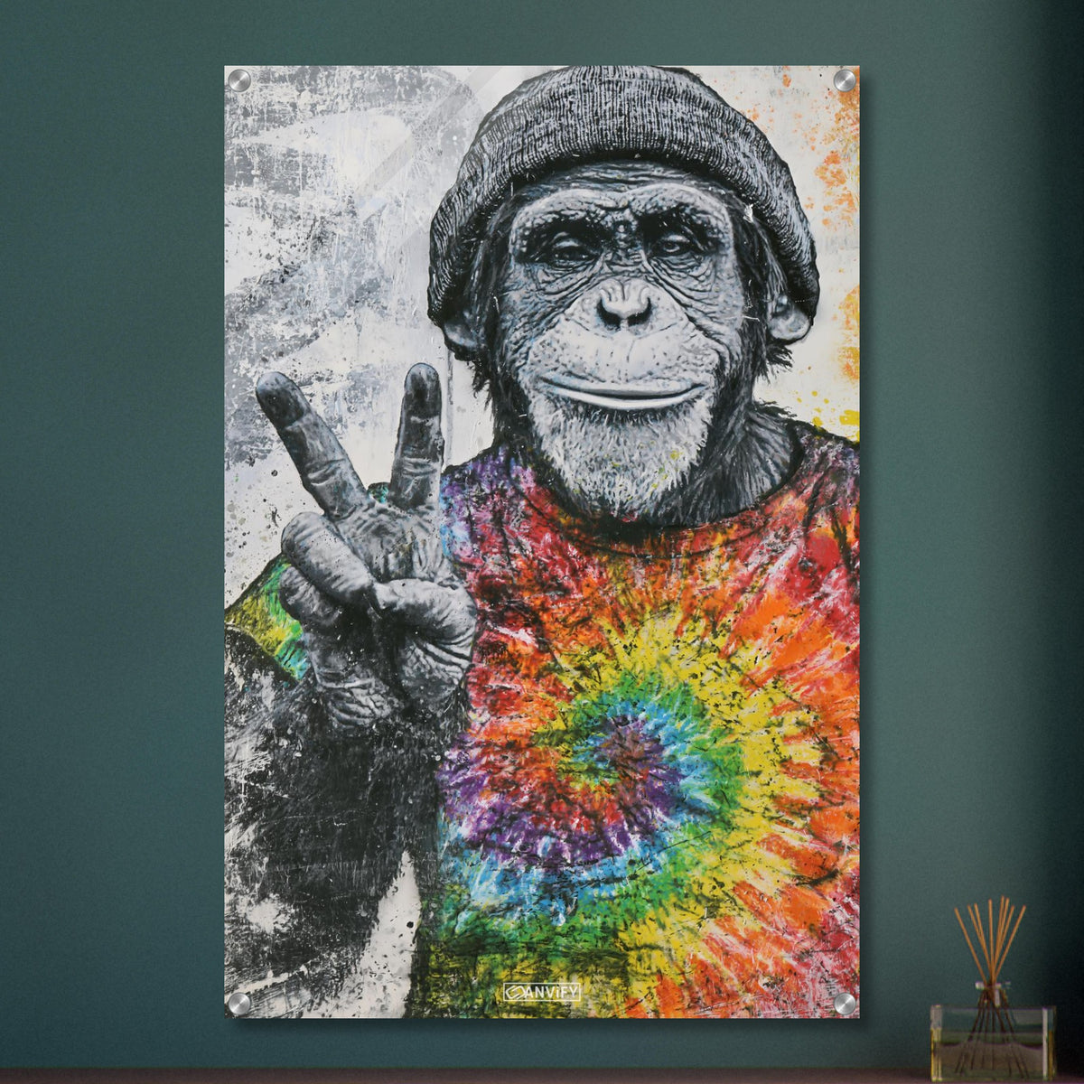 Affe mit einem Beenie und einem T-Shirt in Regenbogenfarben und einem Peace Zeichen im Graffiti Street Art Stil auf einem Acrylbild