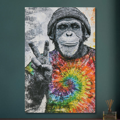 Affe mit einem Beenie und einem T-Shirt in Regenbogenfarben und einem Peace Zeichen im Graffiti Street Art Stil auf Aluminium