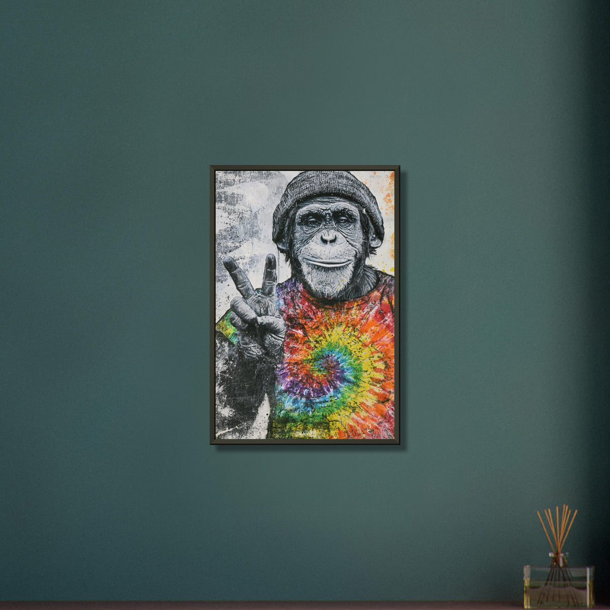 Affe mit einem Beenie und einem T-Shirt in Regenbogenfarben und einem Peace Zeichen im Graffiti Street Art Stil auf einem Poster im Metallrahmen