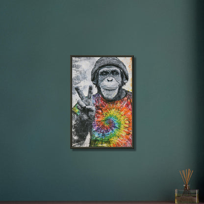 Affe mit einem Beenie und einem T-Shirt in Regenbogenfarben und einem Peace Zeichen im Graffiti Street Art Stil auf einem Poster im Metallrahmen