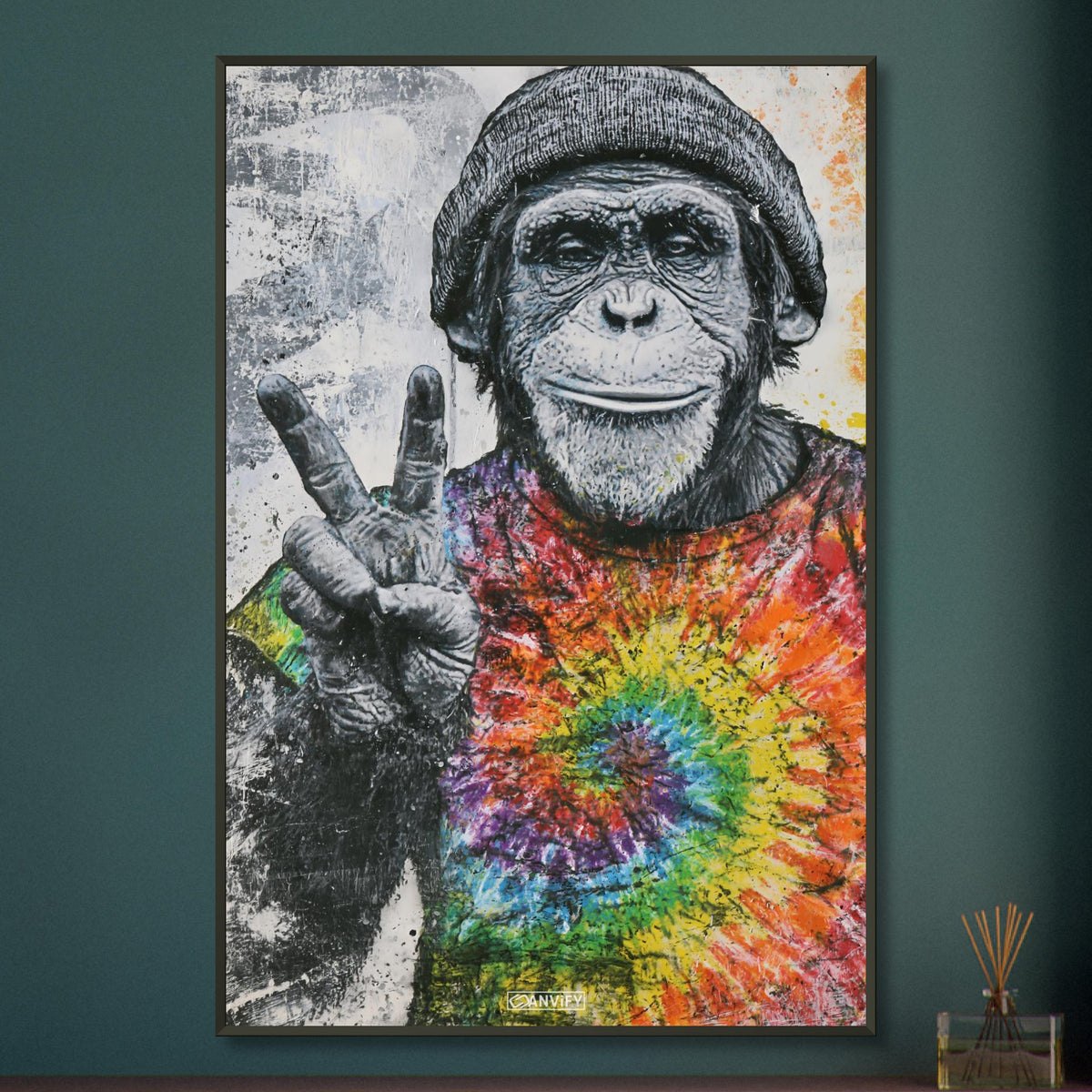 Affe mit einem Beenie und einem T-Shirt in Regenbogenfarben und einem Peace Zeichen im Graffiti Street Art Stil auf einem Poster im Metallrahmen