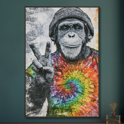 Affe mit einem Beenie und einem T-Shirt in Regenbogenfarben und einem Peace Zeichen im Graffiti Street Art Stil auf einem Poster im Metallrahmen